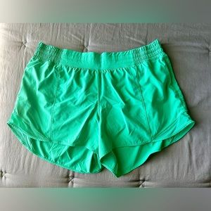 Lululemon Hotty Hot High Rise Lined Short 4”. Kelly Green. Size 14.